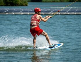 Badeveste til vandsport: Find den perfekte vest til din aktivitet