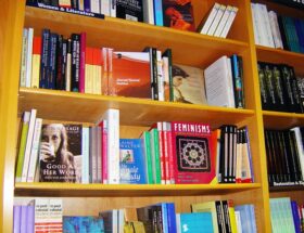 10 geniale måder at organisere din boghylde på